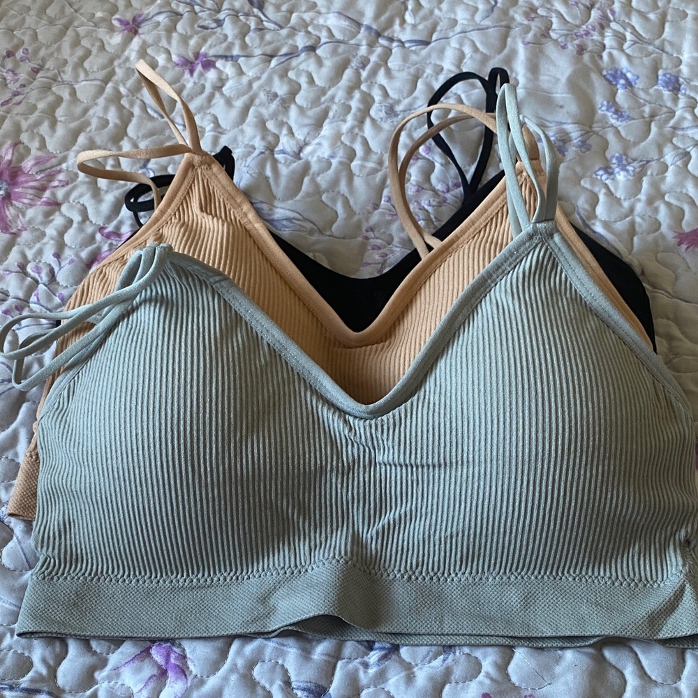 No name brand women’s size large bras